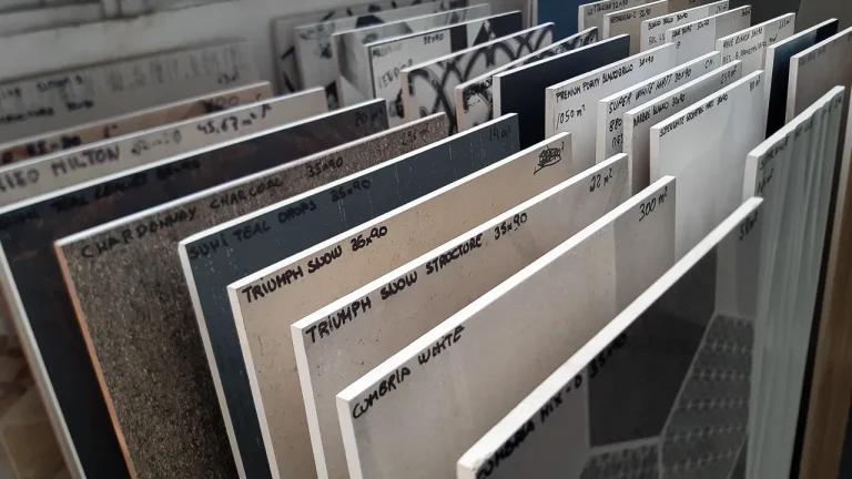 ¿Cuál es el costo promedio de la instalación de azulejos cerámicos?