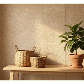 Azulejos porcelánicos efecto esparto en pared interior, tonos arena y beige, estilo mediterráneo contemporáneo